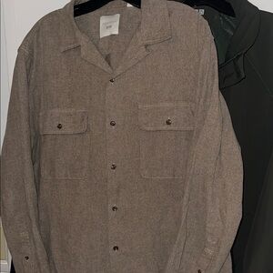 Uniqlo Men’s JW ANDERSON Taupe Collared Button up shirt. Size M